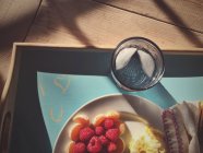 Frutas e água em uma bandeja com Eu te amo mensagem — Fotografia de Stock