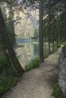 Vue panoramique du sentier sur le lac de Braeis, Tyrol du Sud, Italie — Photo de stock