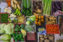 Blick von oben auf verschiedene Gemüsesorten auf einem Markt — Stockfoto