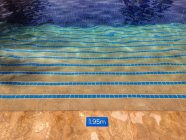 Vue surélevée sur les marches de la piscine — Photo de stock