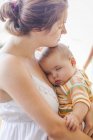 Nahaufnahme einer Mutter, die mit einem Jungen schläft — Stockfoto