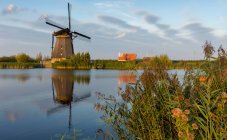 Vista panorámica del molino de viento al atardecer, Kinderdijk, Países Bajos - foto de stock
