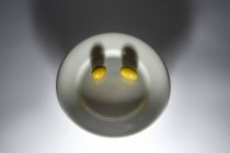Zwei Oliven auf einem Teller machen Smiley-Gesicht — Stockfoto