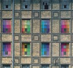 Красочные окна на старом здании, США, штат Нью-Йорк, Нью-Йорк — стоковое фото