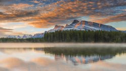 Two Jack Lake at sunset, Banff National Park, Alberta, Canadá - foto de stock