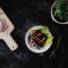 Верхний вид тофу с салатом над темным столом — стоковое фото