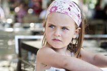 Retrato de menina vestindo bandanna olhando para os lados ao ar livre — Fotografia de Stock