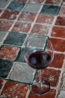 Verre de vin rouge sur une table en céramique — Photo de stock