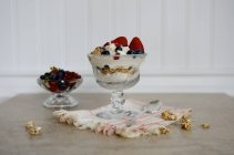 Йогурт парфе з гранолою та свіжими ягодами у склянці — стокове фото