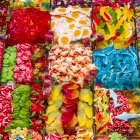 Vista de cerca de dulces de confitería de colores - foto de stock