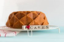 Bundt gâteau avec J'aime les gâteaux texte — Photo de stock