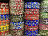 Vista de cerca de cintas tradicionales indias coloridas - foto de stock