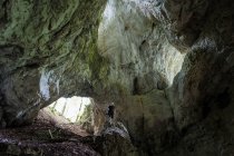 L'uomo sulla roccia a Pokljuka Gorge, Slovenia — Foto stock