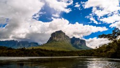 Vista panoramica del famoso fiume Carrao, parco nazionale di Canaima, Venezuela — Foto stock