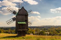 Vue panoramique du moulin à vent dans le champ à Kiev, Ukraine — Photo de stock