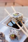 Close-up de tentadores rolos de sushi califórnia — Fotografia de Stock