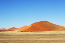 Vue panoramique sur les dunes de sable dans le désert, Sossusvlei, Namibie — Photo de stock
