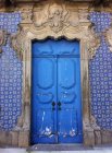 Puerta barroca azul en Palacio do Raio, Braga, Portugal - foto de stock