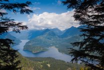 Vue panoramique sur le lac Coquitlam et les montagnes, Vancouver, Colombie-Britannique, Canada — Photo de stock