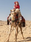 Mulher sentada no camelo no deserto, Gizé, Egito — Fotografia de Stock