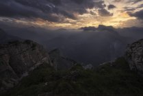 Majestuosa vista de la tormenta sobre las montañas Dolomitas, Tirol del Sur, Italia - foto de stock