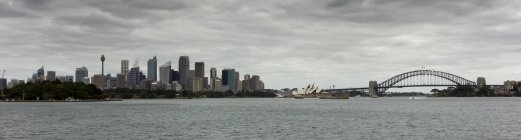 Skyline monocromatico della città, Sydney, Nuovo Galles del Sud, Australia — Foto stock