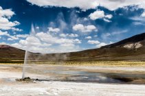 Vue panoramique du majestueux geyser Puchuldiza, Altiplano, Iguique, Chili — Photo de stock