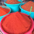 Seaux bleus de piment moulu au marché — Photo de stock