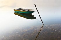 Живописный вид на лодку на озере — стоковое фото