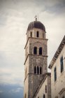 Vista panoramica del vecchio campanile nella città murata di Dubrovnik, Croazia — Foto stock
