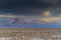 Vista panoramica della catena montuosa delle Ande, riserva nazionale di Los Flamencos, Atacama, Cile — Foto stock