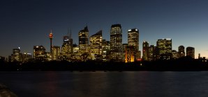 Malerischer Blick auf die Skyline der Stadt bei Nacht, Sydney, New South Wales, Australien — Stockfoto