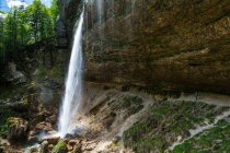 Woman standing by Pericnik Waterfall, Triglav, Slovenia — Stock Photo