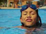 Nahaufnahme von Mädchen, die im Schwimmbad spielen — Stockfoto