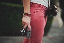 Крупним планом жіноча рука тримає ретро старовинну камеру — стокове фото
