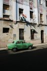 Cuba, Havana, Carro velho estacionado na rua — Fotografia de Stock
