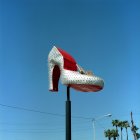 Памятник на высоком каблуке против ясного неба в Лас-Вегасе, США — стоковое фото