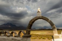 Vista panoramica della famosa Chiesa di Caraguano arco, Tamarugal, Cile — Foto stock