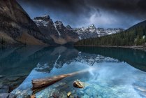 Живописный вид на величественное озеро Луиз, Банфф, Альберта, Канада — стоковое фото
