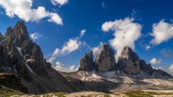 Vista panorâmica do Monte Paterno e do Tre Cime di Lavaredo, Dolomites, Itália — Fotografia de Stock