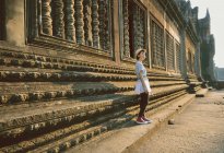 Mulher em pé fora do templo, Camboja, Angkor Wat — Fotografia de Stock