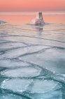 Зимний закат на озере Мичиган, Чикаго, округ Кук, Иллинойс, США — стоковое фото