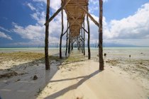 Vista panoramica del pontile di legno sulla spiaggia, Liang, Molucche, Indonesia — Foto stock