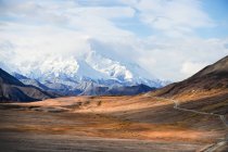USA, Alaska, Denali National Park, vista panoramica sulla vetta innevata del Monte McKinleys — Foto stock