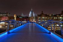 Живописный вид на мост Тысячелетия, Лондон, Великобритания — стоковое фото