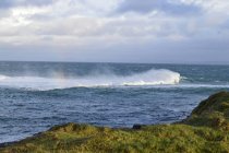 Irlanda, Connacht, County Sligo, Mullaghmore, Ondas quebrando na costa atlântica — Fotografia de Stock