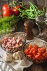 Saborosos ingredientes de cozinha na mesa de cozinha rural — Fotografia de Stock