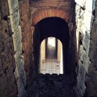 Вид через арку у Колизея, Рим — стоковое фото