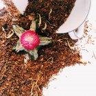 Lose Oolong-Teeblätter, die aus einer Tasse austreten — Stockfoto