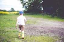 Correndo menino no caminho no campo — Fotografia de Stock